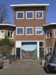 906194 Gezicht op het pand Ternatestraat 15 te Utrecht, met op de garagedeur een 'muurschildering'.